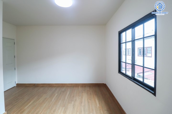 *****ทาวน์เฮ้าส์มือสองนนทบุรี ราคาพิเศษ! ม.เพชรเกษร ติวานนท์45 บ้านสวย พร้อมอยู่ เนื้อที่ 19 ตร.ว. ฟังก์ชั่น 2 ห้องนอน 2 ห้องน้ำ ต่อเติมครัว+โรงรถ มีเคาน์เตอร์ครัว บนทำเลดีที่สุด! เดินทางสะดวก ใกล้เซ็นทรัลรัตนาธิเบศร์ , เอสพลานาด แคราย และรถไฟฟ้าสายสีชมพู สถานีสามัคคี!